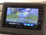 リバースギアに入れるだけで後方の表示へ切り替わります。夜間や雨の日の駐車も楽になりますよ。