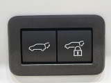 【パワーバックドア】スマートキーや運転席のボタンを押すだけでリアゲートが自動で開閉します!荷物を持っている時や、高い位置にあるバックドアを閉める際に便利な機能です♪