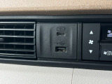 エアコンパネル横にはナビと連動したUSB(Aタイプ)と充電用USB(Cタイプ)をご用意しております。