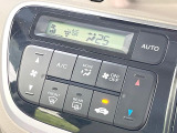 【オートエアコン】一度お好みの温度に設定すれば、車内の温度を検知し風量や温度を自動で調整。暑い&hellip;寒い&hellip;と何度もスイッチ操作をする必要はありません。快適な車内空間には必須の機能ですね♪