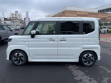 乗り降りのイメージが湧く左側面。ドア面の通りやスライド有無、小キズの出やすい部分も確認◎。