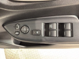 狭い駐車場で便利な電動格納ドアミラーが付いています。