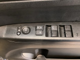 【パワーウィンドウスイッチ】ワンタッチで、パワーウインドウやドアミラーを操作できます。