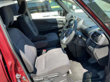 運転席まわりです。実際に座ってみて、乗り心地を体験してみてください,視界も良好です