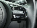 ◆アダプティブクルーズコントロール◆予め設定した車速内でクルマが自動的に加減速。前走車との適切な車間距離を維持しながら追従走行します。【LKAS】車線維持支援システムでステアリング操作を支援。