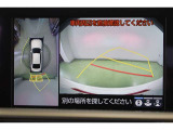 ハンドル操作に連動してガイドラインが変化するバックカメラ搭載です。クルマは構造上たくさんの死角がありますので、とても便利な機能ですね。あくまで補助の為の装備ですのでバックは目視での確認が大事ですよ!