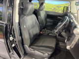 運転席まわりには十分なスペースがあり、大柄な方でもゆったり運転していただける環境です。