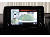 後退時に車両の後ろ側をモニター画面に表示します。車庫入れなどでバックする際に後方確認ができて便利です。