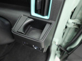 【カップホルダー】エアコン吹き出し口下部に設置されていますので使いやすさバッチリ!運転席から手の届くちょうどの位置です!