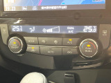 【オートエアコン】一度お好みの温度に設定すれば、車内の温度を検知し風量や温度を自動で調整。暑い&hellip;寒い&hellip;と何度もスイッチ操作をする必要はありません。快適な車内空間には必須の機能ですね♪