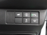 パーキングセンサーや横滑りを防ぐVSA等のスイッチ類は運転席の右側、手の届きやすい位置にあります。