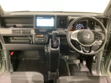 車内は光触媒抗菌消臭施工済です。インパネ周りはスタイリッシュなデザインで機能や装備も充実しています。グローブボックスやカップホルダーのほかにトレーなどたくさんの収納スペースが付いています。