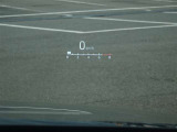 カラーヘッドアップディスプレイ付き。少ない視線移動で情報を確認できるので、運転の疲労軽減に繋がりますよ♪