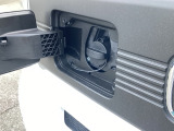 普通充電はフタを直接押し、急速充電は車内のボタンを操作して開け、あとは充電コネクターを差すだけで充電開始します。簡単な充電操作と、フタの開け方を変えることで差し間違いを防げる安心感。