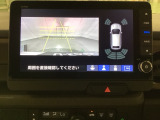 バックでの車庫入れも安心です! リアカメラが付いているバックモニター付のナビを装備しております。操作線もついており距離感も画面から確認できます。