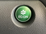 ECON モードをON にするとアクセルペダルの動きに対するエンジンの反応とエアコンの制御を切り換えることで、燃費のいい運転をするドライバーがペダルを踏んだ時と同じようにエンジンを制御します。