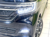 【LEDヘッドライト】悪天候や夜間走行時も良好な視界を確保し安心して運転できる高輝度LEDヘッドライトを装備!点灯速度が早く、消費電力も抑えられています。