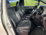 運転席まわりには十分なスペースがあり、大柄な方でもゆったり運転していただける環境です。