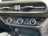オートエアコンは左右席で独立温度コントロールが可能です。シートヒーター付きで、冷えた車内でもスイッチを押せば数秒で座面と背もたれがあたたかくなります。