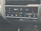すっきりした運転席周りにはナビやエアコンの操作パネルを設置しておりますので、お一人での運転でもご安心できます。