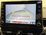 車庫入れなど後進運転時に死角をモニターで確認ができて安全です♪ ステアリング操作の参考になるガイド線も表示しますので車庫入れがニガテな方も安心ですネ!