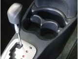 【カップホルダー】カップホルダーが装備されており、安全にこぼす事が無いよう用意されております。