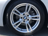 BMW純正18インチホイール。洗練されたデザインで、足元の個性を引き立てます。