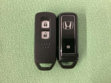 スマートキーを装備しています。鍵を差し込むことなくドアロックの開け閉めと、スタートボタン操作でのエンジンスタートができます。スペアキーも同じものを用意しております。