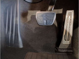 【ペダル】BMWはオルガン式アクセルペダルを採用しています。踏み込む足とペダルが同じ軌跡を描くため、かかとがずれにくく、アクセルコントロールがよりしやすくなるメリットがあります。