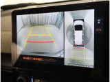 パノラミックビューモニター付きです。車両を上から見たような映像をディスプレイオーディオ画面に表示。運転席からの目視だけでは見にくい、車両周辺の状況をリアルタイムでしっかり確認できます。