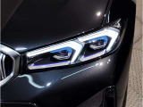 【LEDヘッドライト】先進のLEDテクノロジーを採用。放射される白色光の周波特性は太陽光に近く、バイキセノン・ヘッドライトを上回るコントラストで更に明るく輝きます!