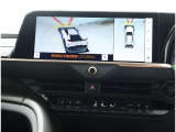 サイドクリアランスビュー表示中に、旋回時の運転操作に合わせて自動で車両を斜め後方から見たような映像を表示。