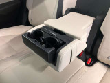 後部席のアームレストにはドリンクホルダーもついております
