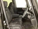 女性でも運転がしやすいように、シートの高さ調整機能(シートリフター)がついています。運転席と助手席の間が空いている為、助手席側への移動がスムーズです。交通量の多い道でも助手席側から乗り降りができます。