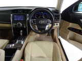 革巻きステアリングで快適な操作性の運転席です。