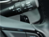 ◆減速セレクター装備◆ステアリングホイールの左右に取り付けられた2つのパドルスイッチで減速の強さを調整。 左側の「-」を操作すると減速を強く、右側の「+」を操作すると減速を弱くすることができます。