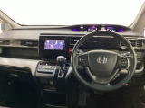 車内は光触媒抗菌消臭施工済です。スタイリッシュなデザインでスポーティなインパネ周りを演出します。グローブボックスやカップホルダーのほかにトレーなどたくさんの収納スペースが付いています。
