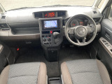 運転席まわりには十分なスペースがあり、大柄な方でもゆったり運転していただける環境です。