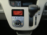 オートエアコンで暑い夏も寒い冬も快適な車内で運転出来ます。