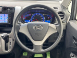 インテリアに合わせたデザインのステアリングは、運転される方のことも考え、運転しやすい形状、大きさです。是非一度、実際に触ってお確かめください。