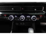 運転席と助手席の温度設定の変更が可能な左右独立タイプのデュアルエアコンです♪♪♪暑がりな人・寒がりな人も誰もが車内を快適にお過ごしいただけます♪♪♪
