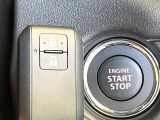 【キーレススタートシステム】カバンやポケットに入れたままでもドアの施錠・解錠が可能なスマートキーを装備。エンジンのオン・オフ時もカギを取り出す必要が無いからとっても便利です♪