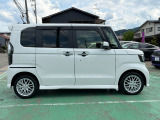 両側パワースライドドア付きで便利!小さなお子様も乗り降り楽々です♪スイッチは運転席にもありますよ!