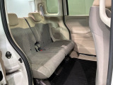 後席も余裕の広さ!ゆったりくつろげます!!