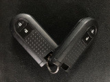 電子カードキーを携帯していれば、ドアハンドルやバックドアのリクエストスィッチを押すだけでドアの施錠、開錠が行えます。電子カードキーがないとエンジンが始動しない、盗難防止に役立つイモビライザー機能付