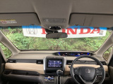 フロントガラスが大きく、ワイドな視界で運転もしやすくなるように設定されています。視認性のよいインパネ周りです。操作スイッチやカップホルダーも使いやすい位置に配置されています。