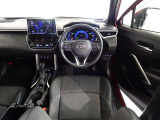 革巻きステアリングで快適な操作性の運転席です。