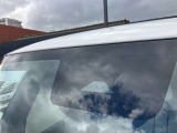 フロントガラスの上部には衝突軽減ブレーキの装置も付いており、より安全に運転を楽しんでいただくことができます。