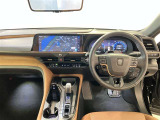 運転席は見やすく整理され、ナビも美しく装着され操作性にも優れています!