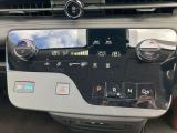 すっきりした運転席周りにはナビやエアコンの操作パネルを設置しておりますので、お一人での運転でもご安心できます。